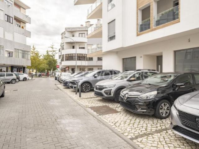 Loja alugar em Núcleo Urbano Histórico de Queijas, Oeiras