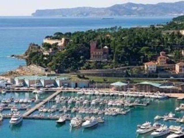 Locale Commerciale in vendita a Varazze, Liguria