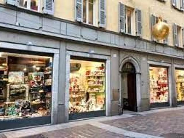 Locale Commerciale in affitto a Roncaglia, Ponte San Nicolò