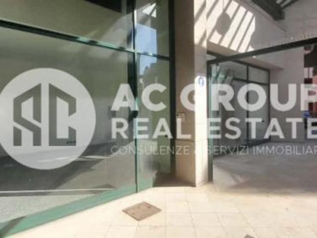 Locale Commerciale in affitto a Saronno, Lombardia