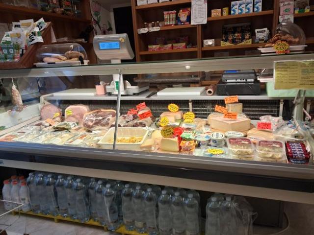 Locale Commerciale in vendita a Comunità Montana della Valle Brembana, San Giovanni Bianco