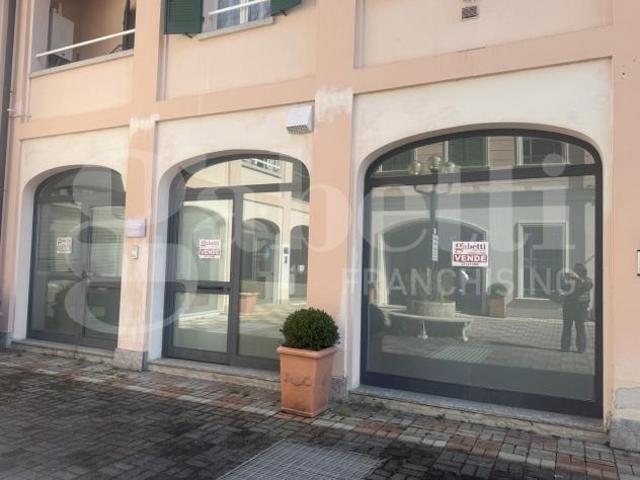 Locale Commerciale in vendita a Canzo, Lombardia