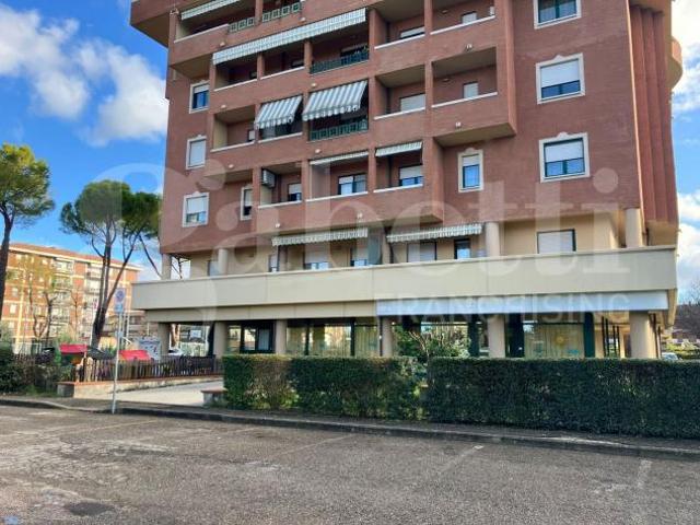 Locale Commerciale in vendita a Santa Lucia, Bastia Umbra