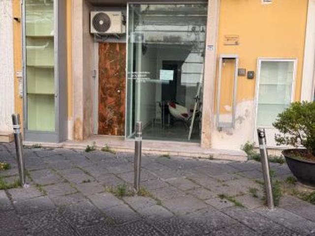 Locale Commerciale in affitto a Borgo San Lorenzo, Aversa