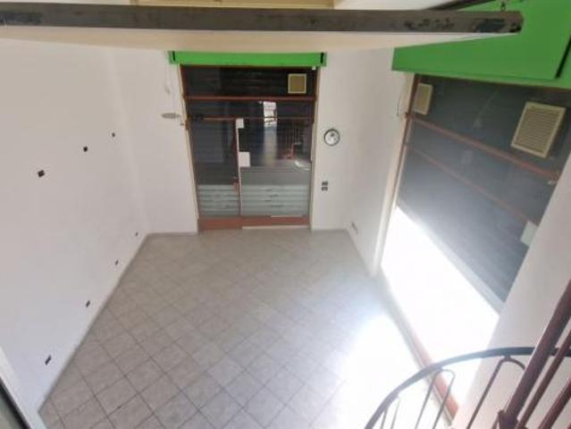 Locale Commerciale in affitto a Arcore, Lombardia