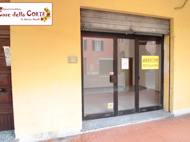 Locale Commerciale in affitto a Unione Alto Ferrarese, Cento
