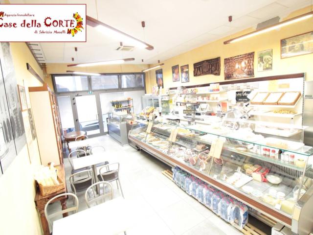 Locale Commerciale in affitto a Unione Alto Ferrarese, Cento