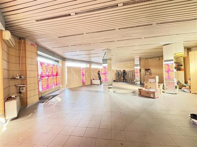 Locale Commerciale in vendita a Vighizzolo, Cantù