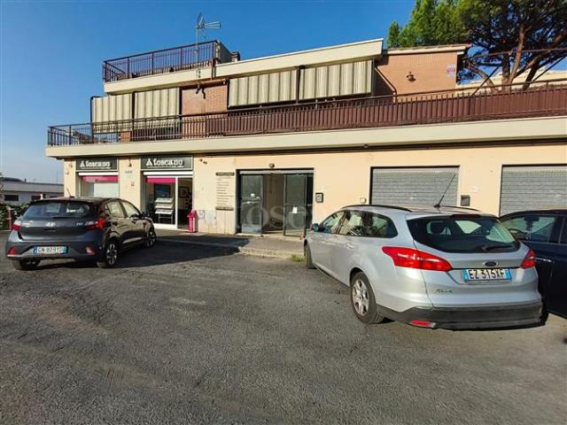 Locale Commerciale in vendita a Morena, Roma