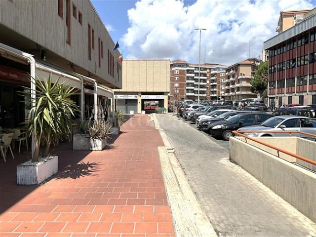 Locale Commerciale in vendita a Borgo-Sanzio, Catania