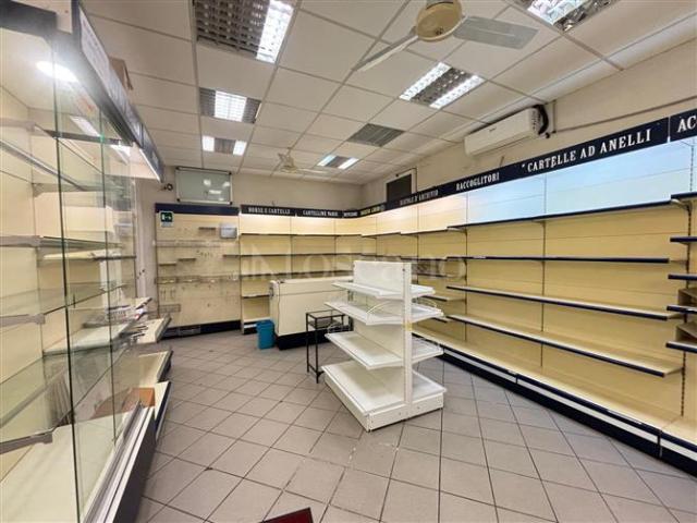 Locale Commerciale in vendita a Monti, Roma