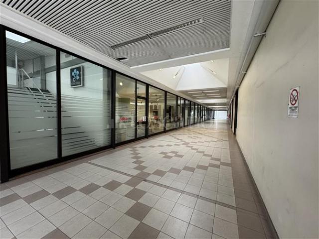 Locale Commerciale in affitto a Zona Est, Brescia
