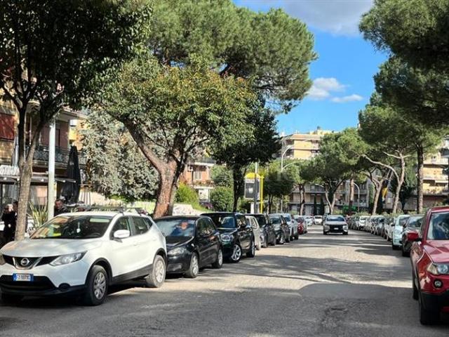Locale Commerciale in affitto a Municipio Roma XI, Roma Capitale