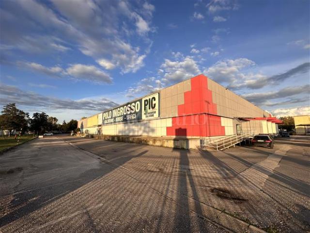 Locale Commerciale in vendita a Località Aurno, Marcianise