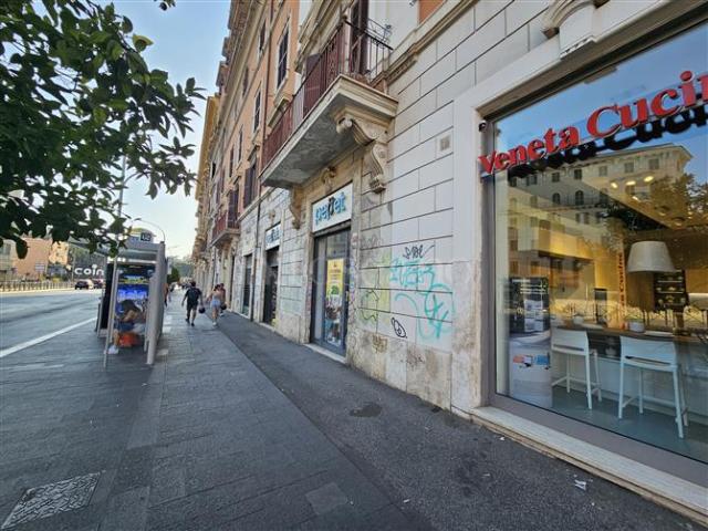 Locale Commerciale in affitto a Municipio Roma VII, Roma Capitale