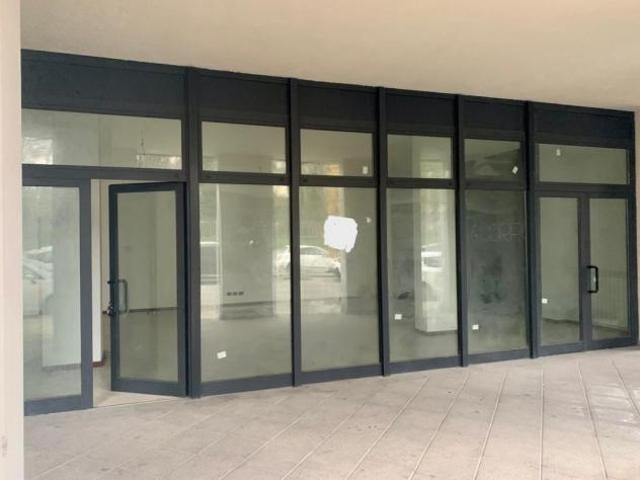 Locale Commerciale in affitto a Signa, Toscana