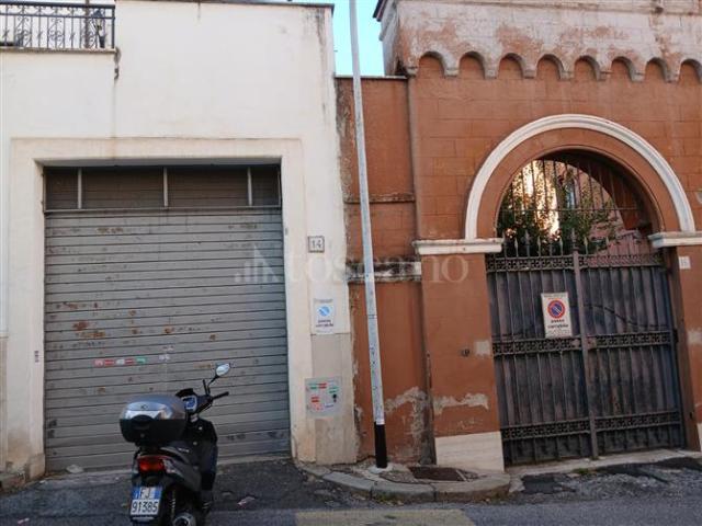 Locale Commerciale in affitto a Municipio Roma VII, Roma Capitale