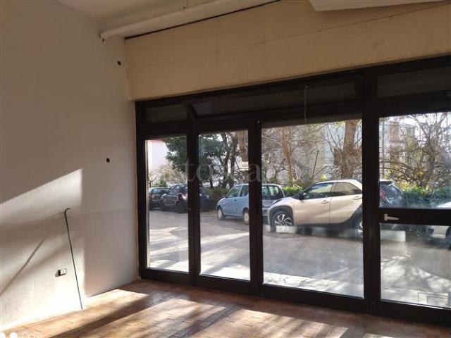 Locale Commerciale in affitto a Servola-Chiarbola-Valmaura-Borgo San Sergio, Villa Opicina