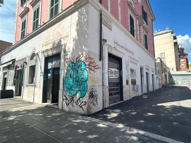 Locale Commerciale in affitto a Municipio Roma VII, Roma Capitale