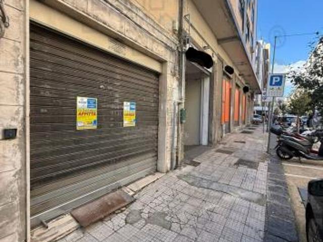 Locale Commerciale in affitto a IV Circoscrizione, Messina