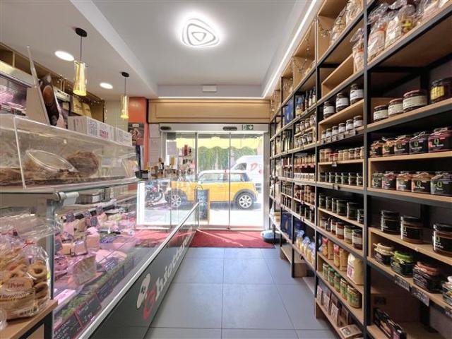 Locale Commerciale in affitto a Municipio Roma XI, Roma Capitale