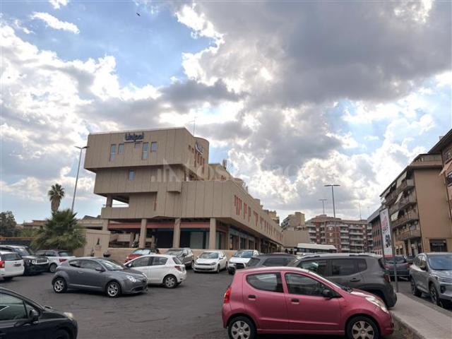 Locale Commerciale in vendita a Borgo-Sanzio, Catania