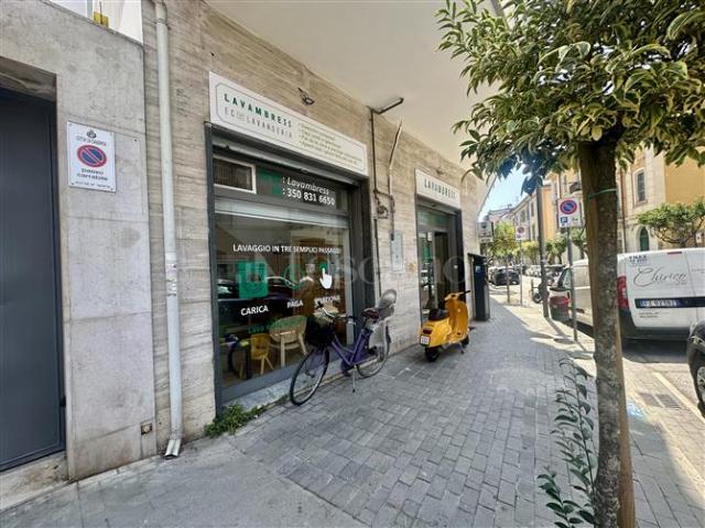 Locale Commerciale in vendita a Centro Storico, Caserta