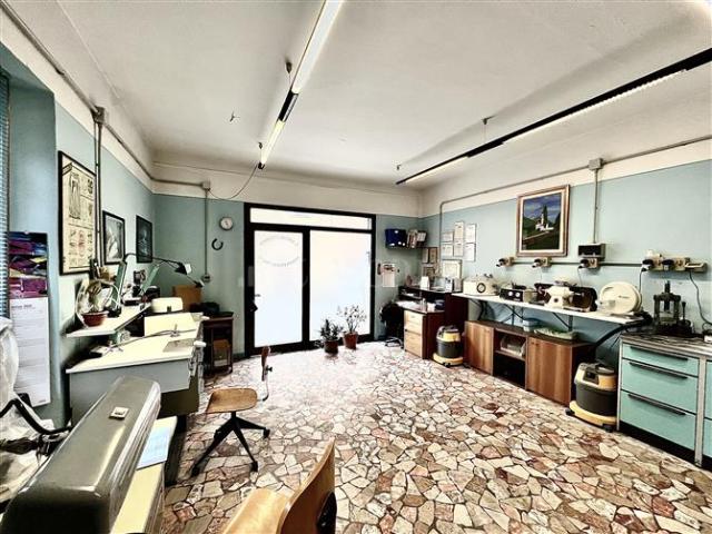 Locale Commerciale in vendita a Zona Est, Brescia