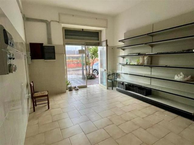Locale Commerciale in affitto a Avellino, Campania