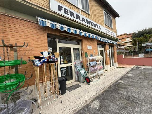 Locale Commerciale in vendita a Roma Capitale, Lazio