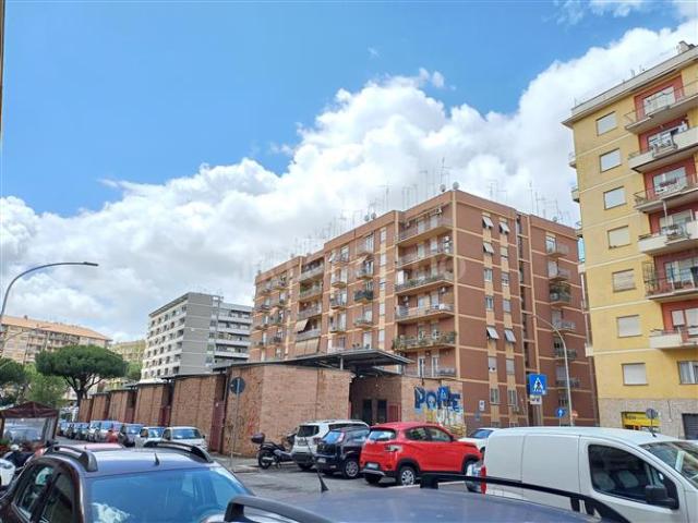 Locale Commerciale in affitto a Municipio Roma V, Roma Capitale