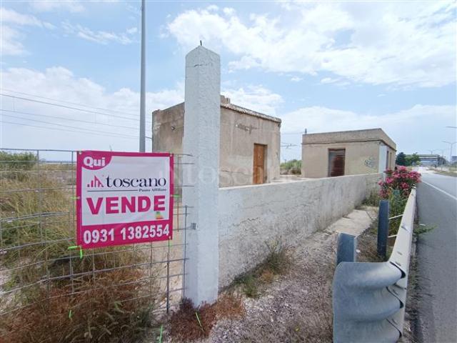 Locale Commerciale in vendita a Melilli, Sicilia