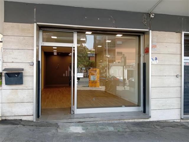 Locale Commerciale in affitto a Municipio Roma XV, Roma Capitale