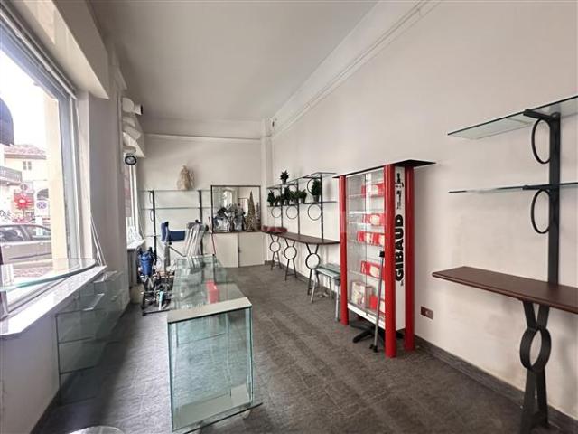 Locale Commerciale in affitto a Circoscrizione 4, Piemonte
