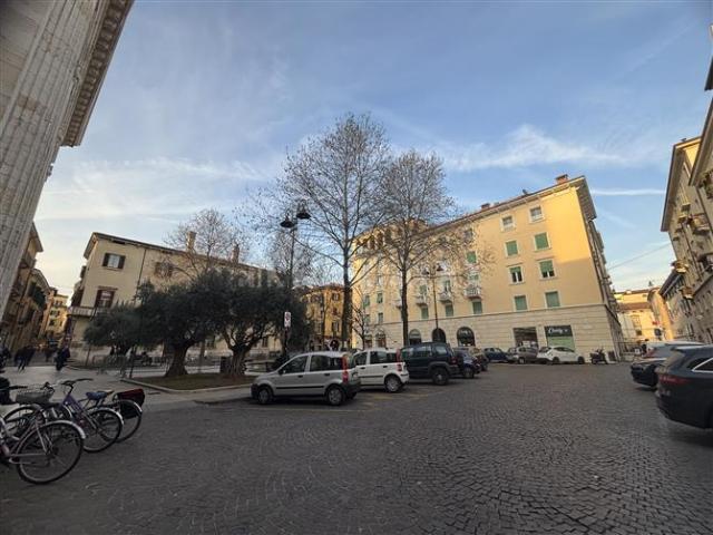 Locale Commerciale in affitto a Centro storico, Brenzone