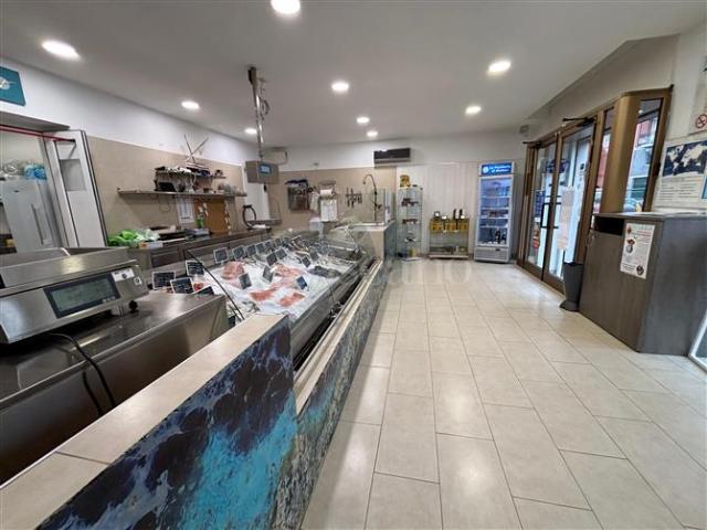 Locale Commerciale in vendita a Ospiate, Bollate