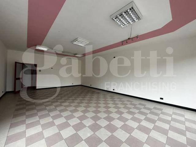 Locale Commerciale in affitto a Erba, Lombardia