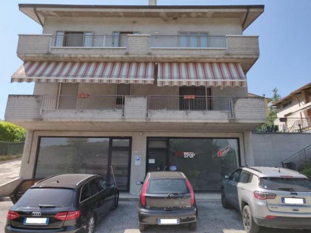 Locale Commerciale in vendita a Petriano, Pesaro e Urbino