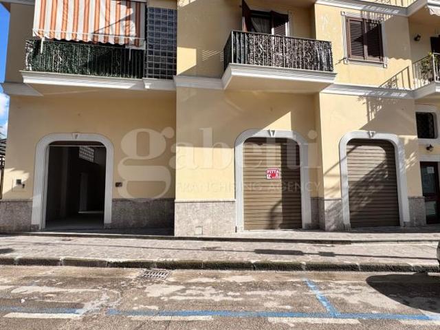Locale Commerciale in affitto a Grumo Nevano, Campania