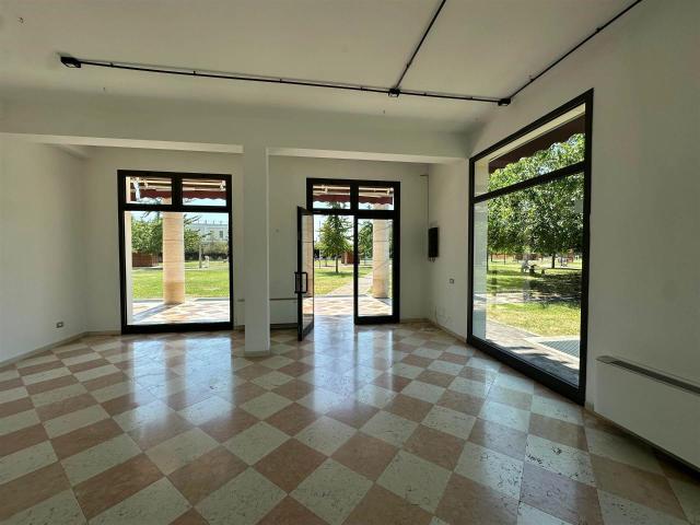 Locale Commerciale in affitto a Abano Terme Bagni, Veneto