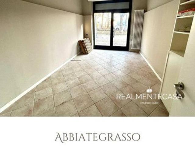 Locale Commerciale in affitto a Castelletto, Abbiategrasso