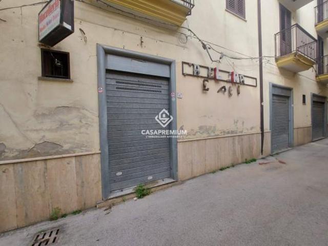 Locale Commerciale in affitto a Acerra, Campania