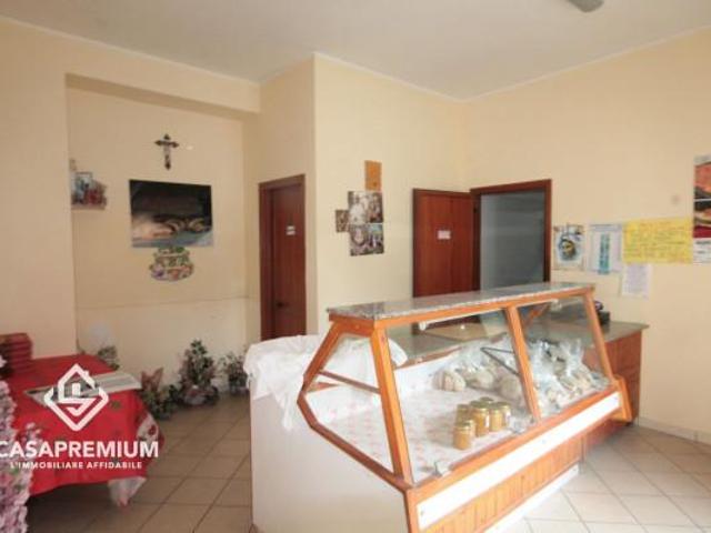 Locale Commerciale in affitto a Acerra, Campania