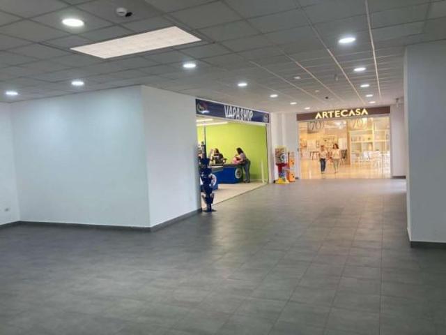 Locale Commerciale in affitto a Acerra, Campania