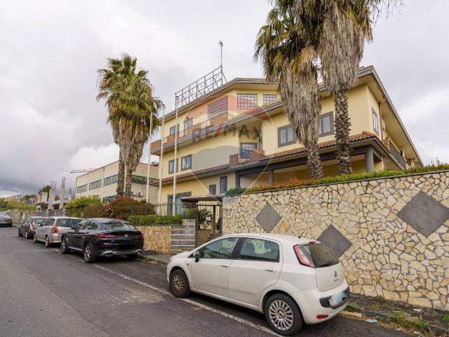 Locale Commerciale in affitto a Aci Sant'antonio, Sicilia
