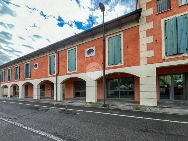 Locale Commerciale in affitto a Acquafredda, Lombardia