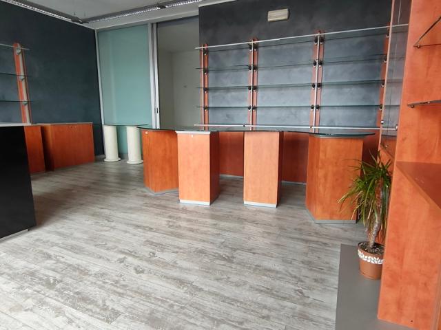 Locale Commerciale in affitto a Borgo Dolomiti, Adria