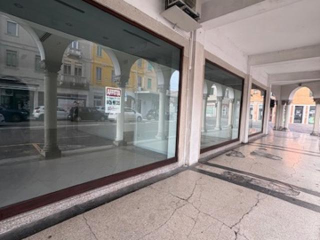 Locale Commerciale in affitto a Borgo Dolomiti, Adria
