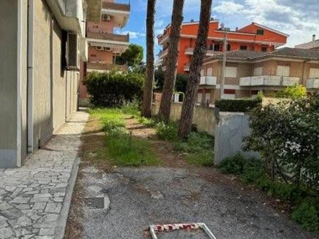 Locale Commerciale in affitto a Unione dei Comuni della Val Vibrata, Alba Adriatica