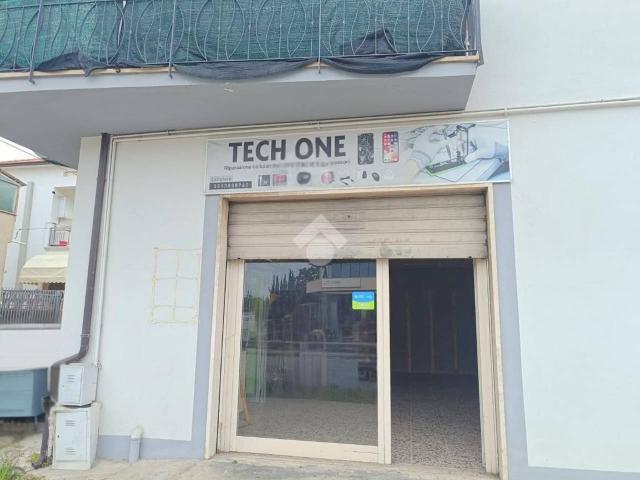 Locale Commerciale in affitto a Unione dei Comuni della Val Vibrata, Alba Adriatica